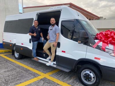 http://Two%20drivers%20standing%20at%20the%20doorway%20of%20a%20new%20white%20private%20shuttle%20van%20with%20a%20red%20bow,%20showcasing%20Costa%20Rica%20private%20shuttle%20service%20and%20professional%20drivers